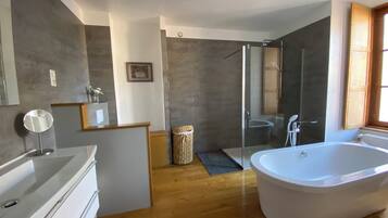 Een haardroger, handdoeken, zeep, toiletpapier