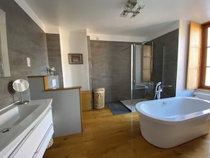 Hiustenkuivaaja, pyyhkeet, saippua, vessapaperi