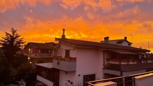 A residential area with houses during sunset. - Greta family house: Luke (Roma)