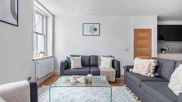 Departamento urbano, 1 cama matrimonial y sofá cama, para no fumadores, en el área del patio | Área de sala de estar | Smart TV de 40 pulgadas con canales vía satélite