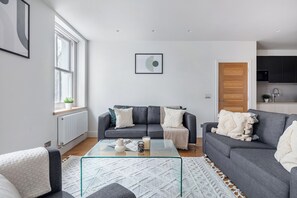 City-lejlighed - 1 dobbeltseng med sovesofa - ikke-ryger - gårdsplads | Opholdsområde | 40-tommers smart-tv med satellitkanaler