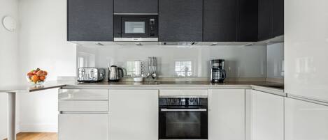 City Apartment, 1 Double Bed with Sofa bed, Non Smoking, Courtyard Area | Private kitchen