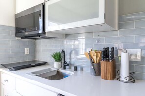 Réfrigérateur, micro-ondes, four, plaque de cuisson