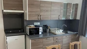 Monolocale | Cucina privata | Frigorifero, microonde, piano cottura, pentole/stoviglie/utensili