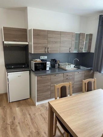 Studio | Private kitchen | Fridge, microwave, stovetop, cookware/dishes/utensils