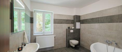 Apartment | Bathroom | Towels, toilet paper