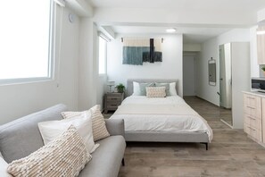 2 bedrooms, desk, WiFi, bed sheets