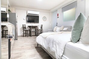2 bedrooms, desk, WiFi, bed sheets