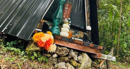 Charming AFrame Tiny home sleep capsule bungalow with AC & WiFi in Great Ocala