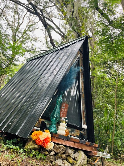 Charming AFrame Tiny home sleep capsule bungalow with AC & WiFi in Great Ocala