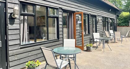 Rural Studio Retreat - cosy base for walkers