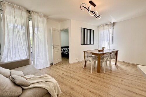 Riverside apt | 2 bdr |Disney + Paris | Parking | Balcony