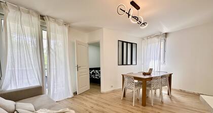 Riverside apt | 2 bdr |Disney + Paris | Parking | Balcony