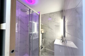 Dusche, Handtücher, Toilettenpapier