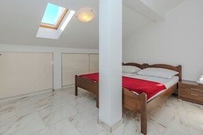 Standard Apartment, Garden View | 3 bedrooms, iron/ironing board, free WiFi, bed sheets
