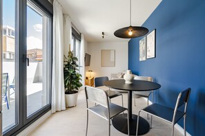 Appartement, 1 chambre, vue ville | Coin séjour | Télévision de 50 cm avec chaînes par câble