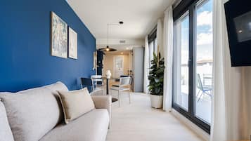 Departamento, 1 habitación, vista a la ciudad | Área de sala de estar | Televisión de 50 cm con canales por cable