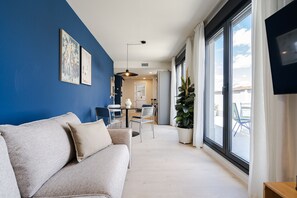 Apartamento, 1 habitación, vistas a la ciudad | Zona de estar | Televisión de 50 cm con canales por cable