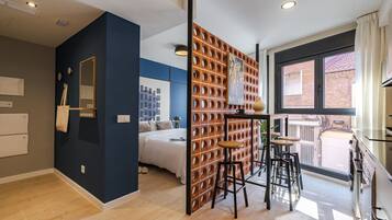 Estudio, vista a la ciudad | Área de sala de estar | Televisión de 50 cm con canales por cable