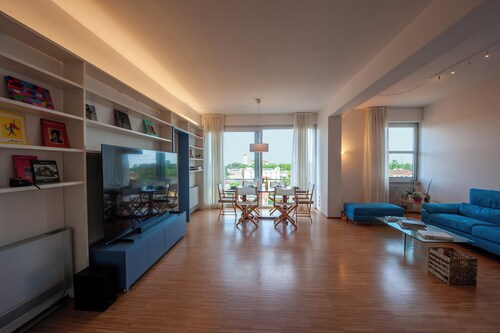 Elegant and very bright flat immersed in the green at 400 mt from Lucca walls