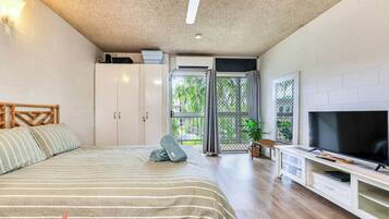 1 habitación, tabla de planchar con plancha y cuna de viaje