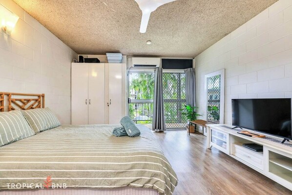 1 habitación, tabla de planchar con plancha y cuna de viaje 