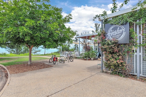 Self contained studio apartment overlooking the beautiful Nightcliff foreshore with your own private balcony.