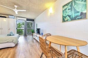 1 slaapkamer, een strijkplank/strijkijzer, reisbedje, gratis wifi