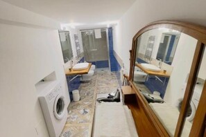 Shower, hair dryer, bidet, towels