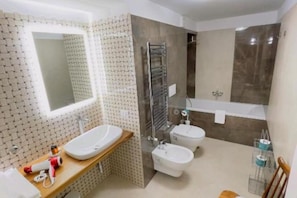 Dusche, Haartrockner, Bidet, Handtücher