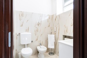 Douche, sèche-cheveux, serviettes fournies