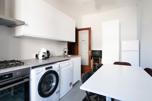 Réfrigérateur, micro-ondes, four, lave-vaisselle