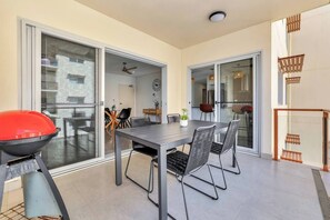 Outdoor dining - Darwin Inner City Oasis | 2 Bed Apt (Darwin City)