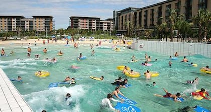 Waterfront Pearl Suite: 2 Bed Luxury Apt by Tropical BNB