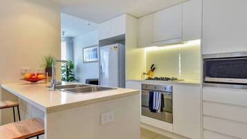 Køleskab, mikrobølgeovn, ovn, kogeplade