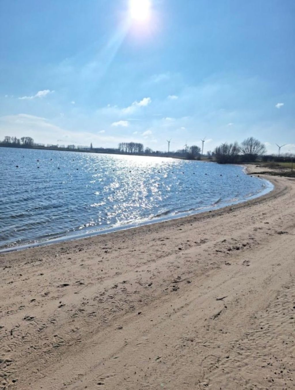 Vlak bij het strand, ligstoelen aan het strand