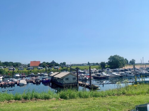 Tiny house time out at the lake and beach. Fenced garden, outdoor shower and fireplace.