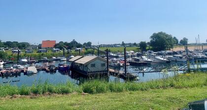 Tiny house time out at the lake and beach. Fenced garden, outdoor shower and fireplace.