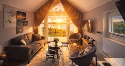 Tiny house Holland by the lake and beach. Fenced garden, outdoor shower and fireplace.