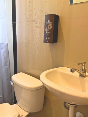 Pancuran mandi, tuala disediakan, sabun, tisu tandas 