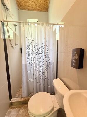 샤워 시설, 타월, 비누, 화장지