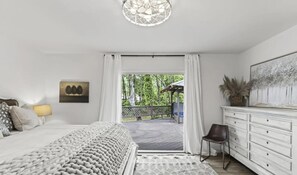 6 bedrooms, desk, iron/ironing board, travel crib