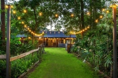 Peaceful Private Luxe Farm Retreat, Hot Tub & Large yard, Longer&Corporate Deals