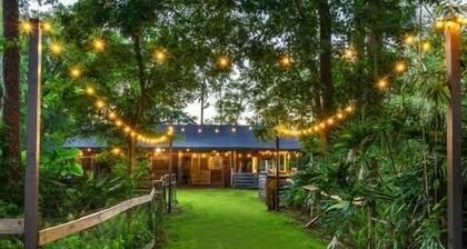 Peaceful Private Luxe Farm Retreat, Hot Tub & Large yard, Longer&Corporate Deals