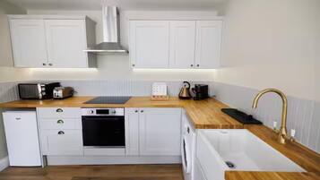 Apartment | Private kitchen | Fridge, microwave, oven, stovetop