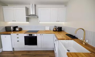 Apartamento | Cocina privada | Frigorífico, microondas, horno y placa de cocina