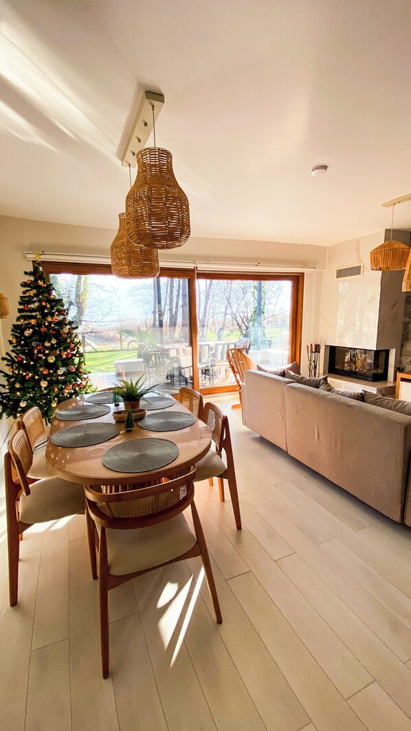 Smart TV y chimenea 