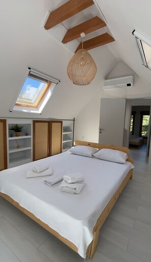 2 chambres, coffres-forts dans les chambres, bureau