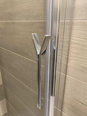 Regadera, secadora de cabello, bidet, toallas