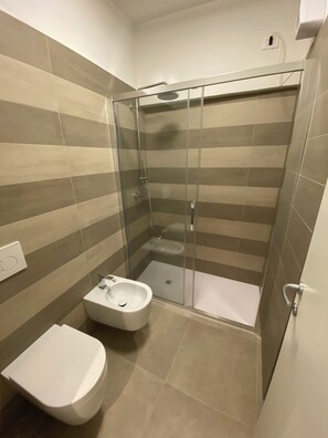 Douche, sèche-cheveux, bidet, serviettes fournies
